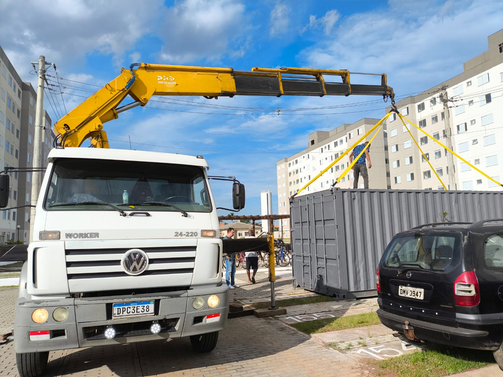 Munck em operação com içamento de carga pesada – Locagera