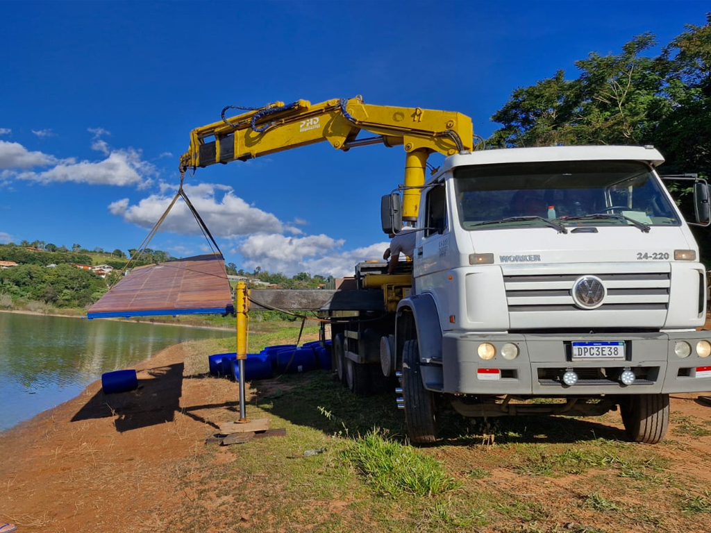 Transporte com caminhão munck em obra civil – Locagera