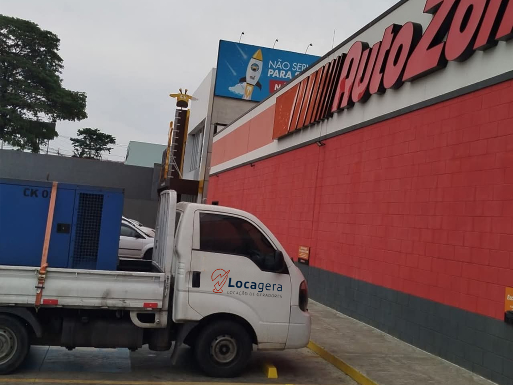 Gerador instalado em evento noturno – Locagera